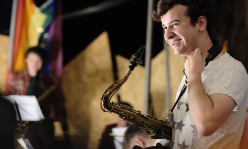 Excelentní saxofonista Tom Smith na Malé scéně za oponou